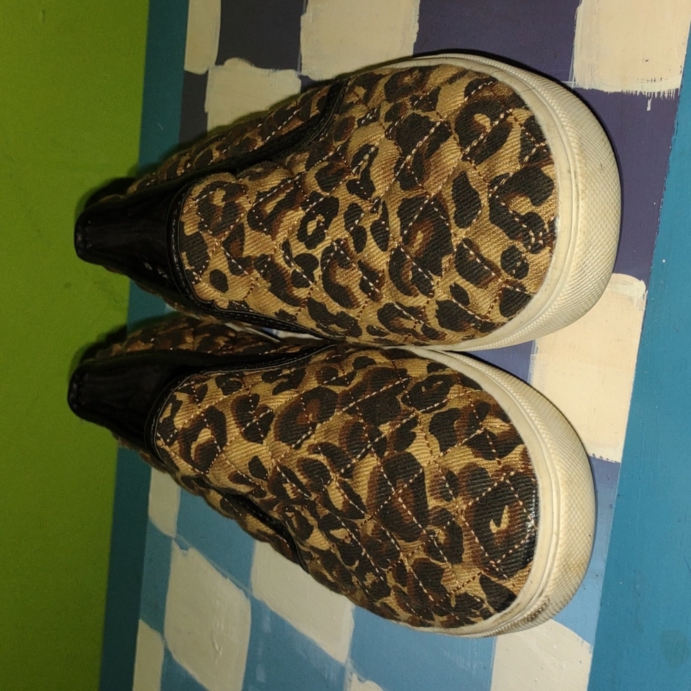 Leopard print slip-on shoes